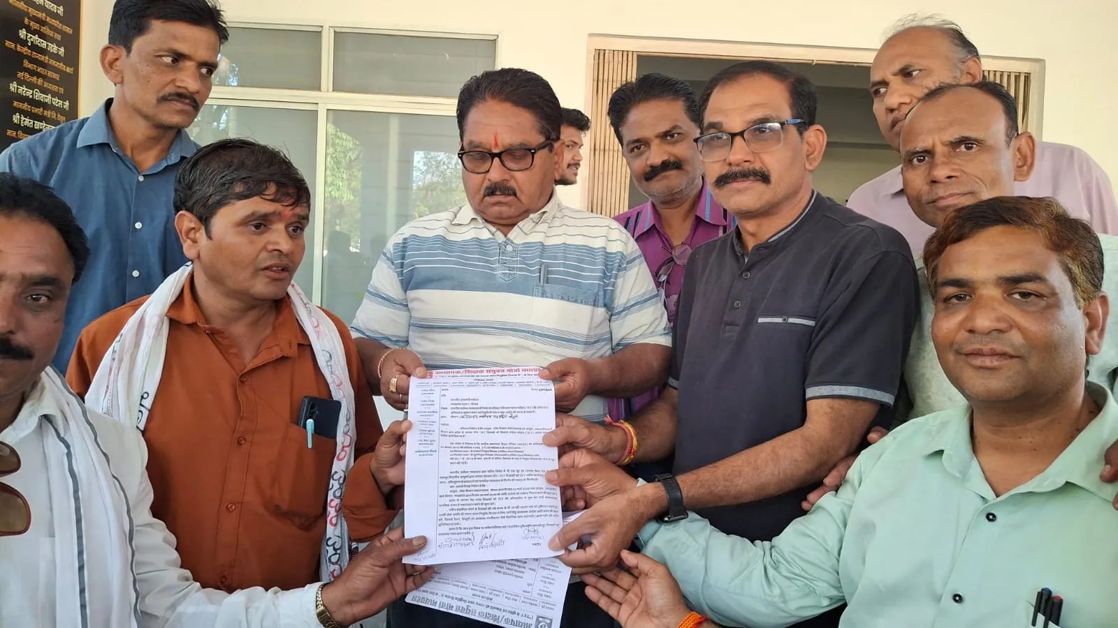 टीईटी परीक्षा विरोध: शिक्षकों ने सद्बुद्धि यज्ञ कर निकाली रैली, सौंपा ज्ञापन