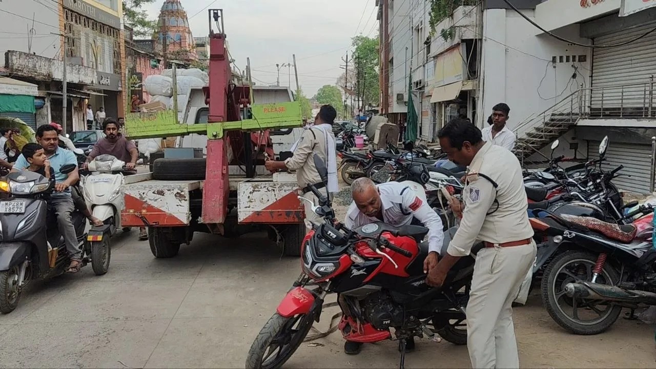 कोठी बाजार में अतिक्रमण और अव्यवस्थित पार्किंग पर पुलिस की कार्रवाई