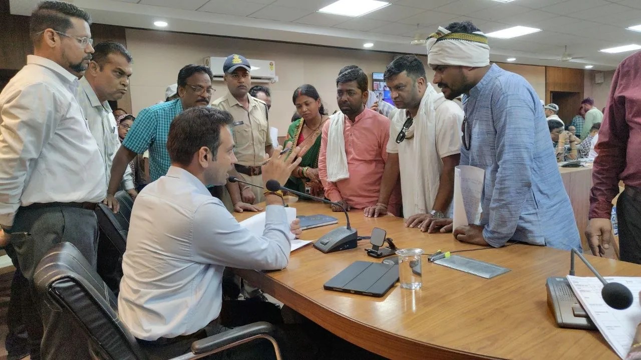 स्लॉट बुकिंग ठप, खाद संकट गहराया: बैतूल में किसानों का फूटा गुस्सा