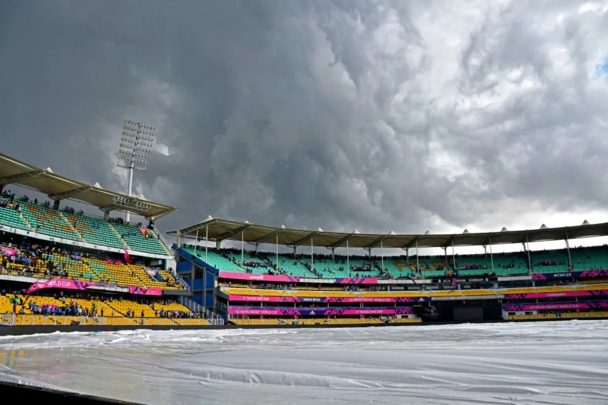 RR vs RCB Pitch and Weather Report: गुवाहाटी में होगी रनों की बरसात या असली बारिश फेरेगी मैच पर पानी? जानें पिच और मौसम का हाल