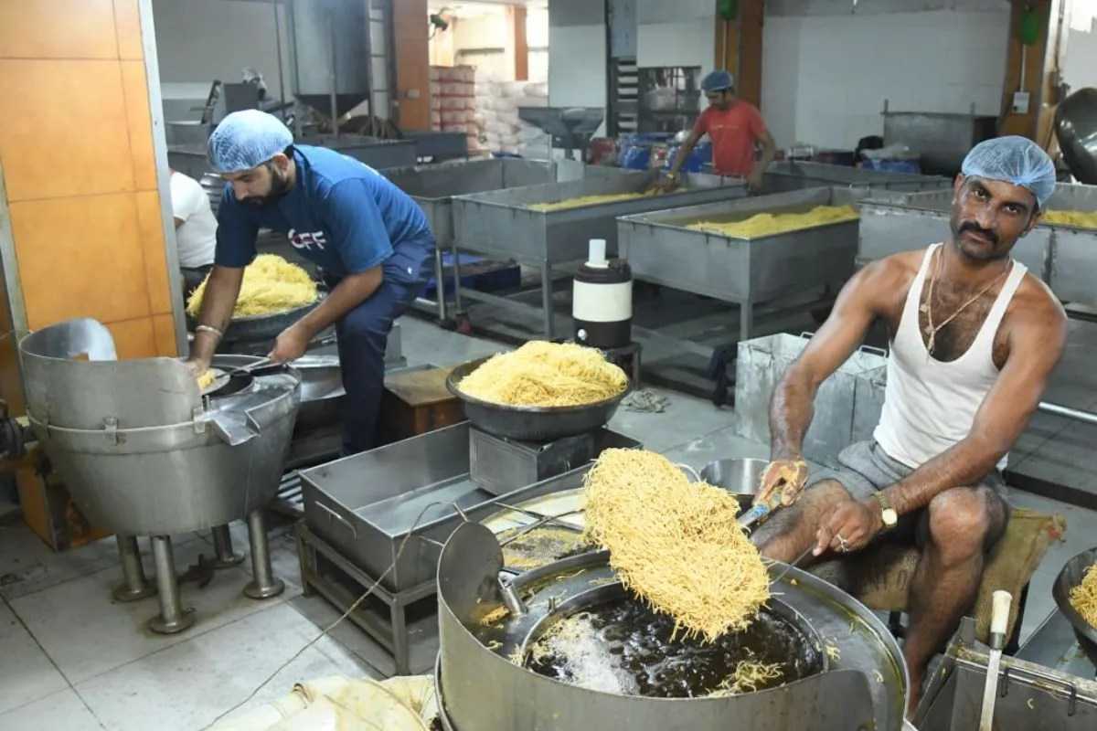 Trade Impact: जंग की आग में झुलसा राजस्थान का बीकानेरी भुजिया का कारोबार, निर्यात पर बड़ा असर