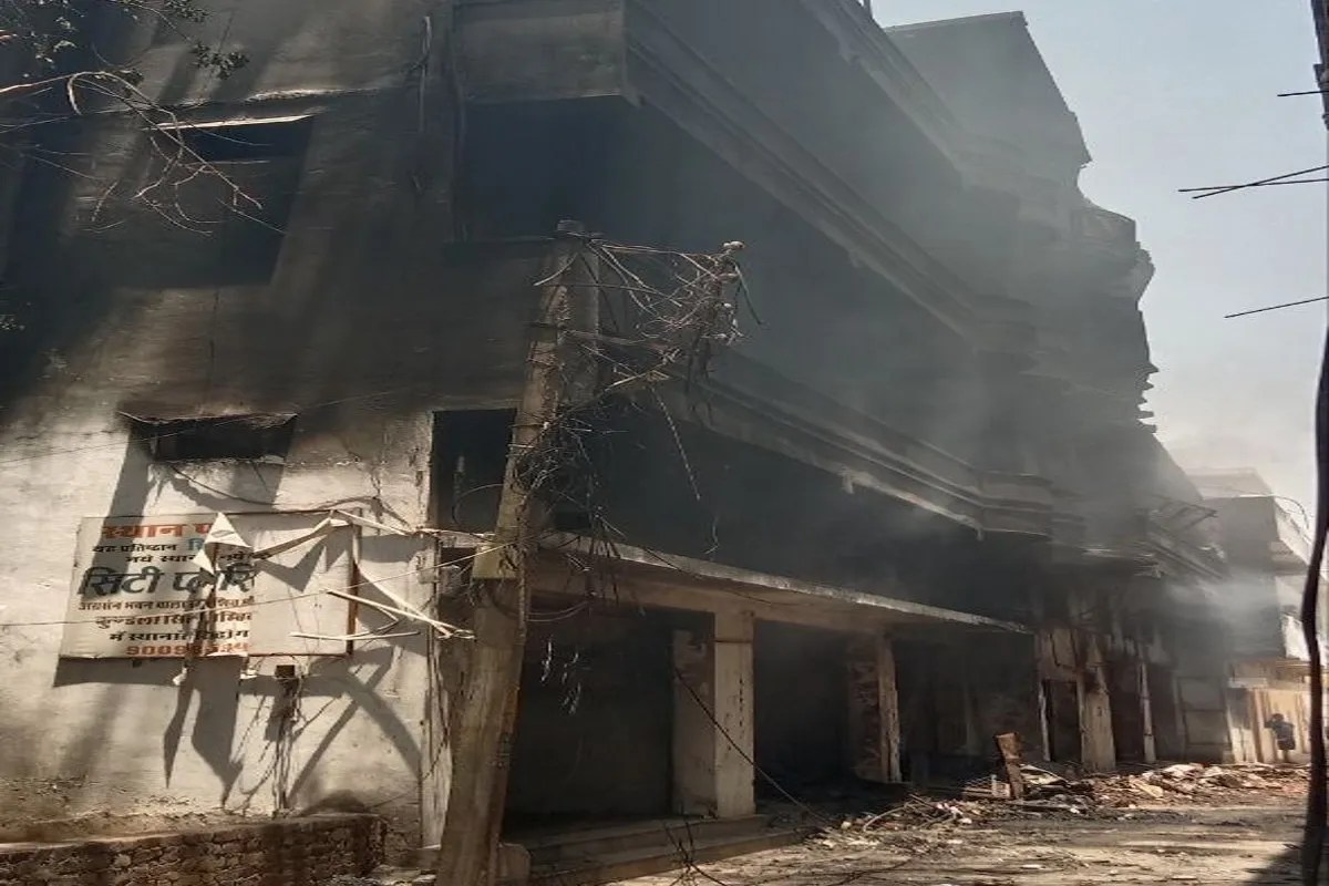 Huge fire in Ambikapur: गैस वेल्डिंग सिलेंडर ब्लास्ट होने से लगी पटाखा-प्लास्टिक गोदाम में आग, 5 लाख लीटर पानी की हुई खपत, 19 घर कराए गए खाली