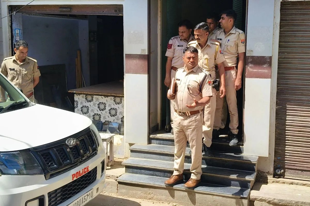 Bundi Police Raid: अचानक पहुंची पुलिस, होटल के 4 कमरों में संदिग्ध हाल में मिले 8 युवक-युवतियां