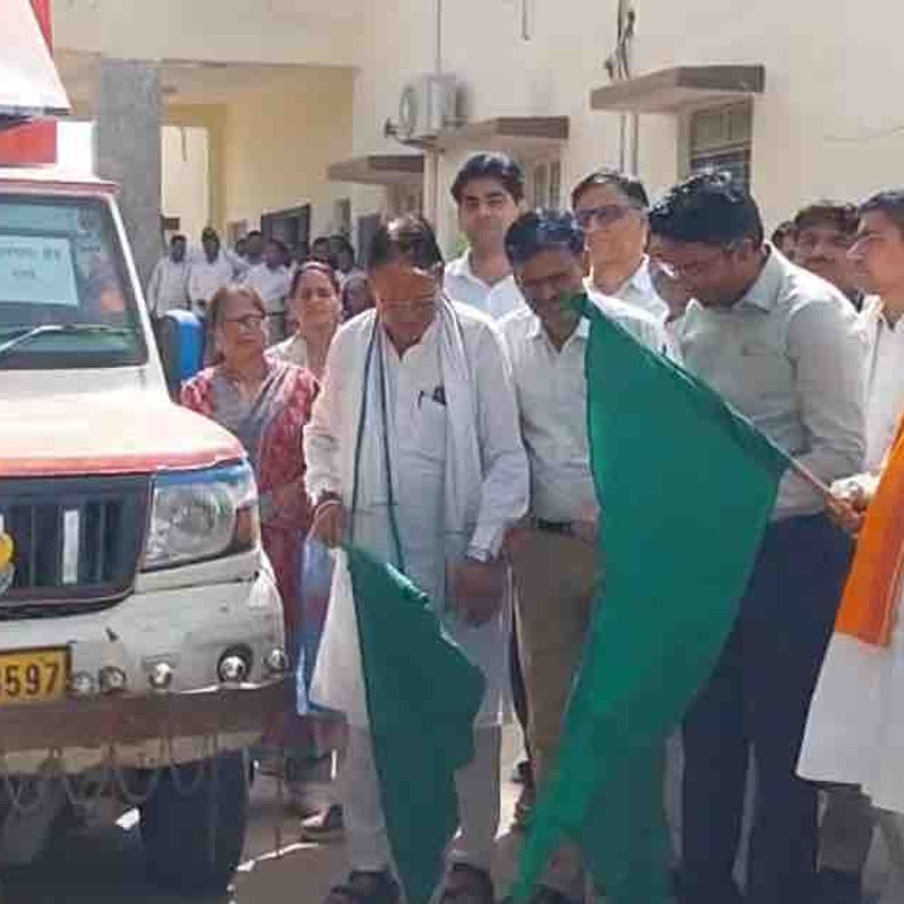 सरकार की जनकल्याणकारी योजनाओं की जानकारी देंगे ग्राम रथ:गृह राज्य मंत्री और कलेक्टर ने विकास रथों को हरी झंडी दिखाई