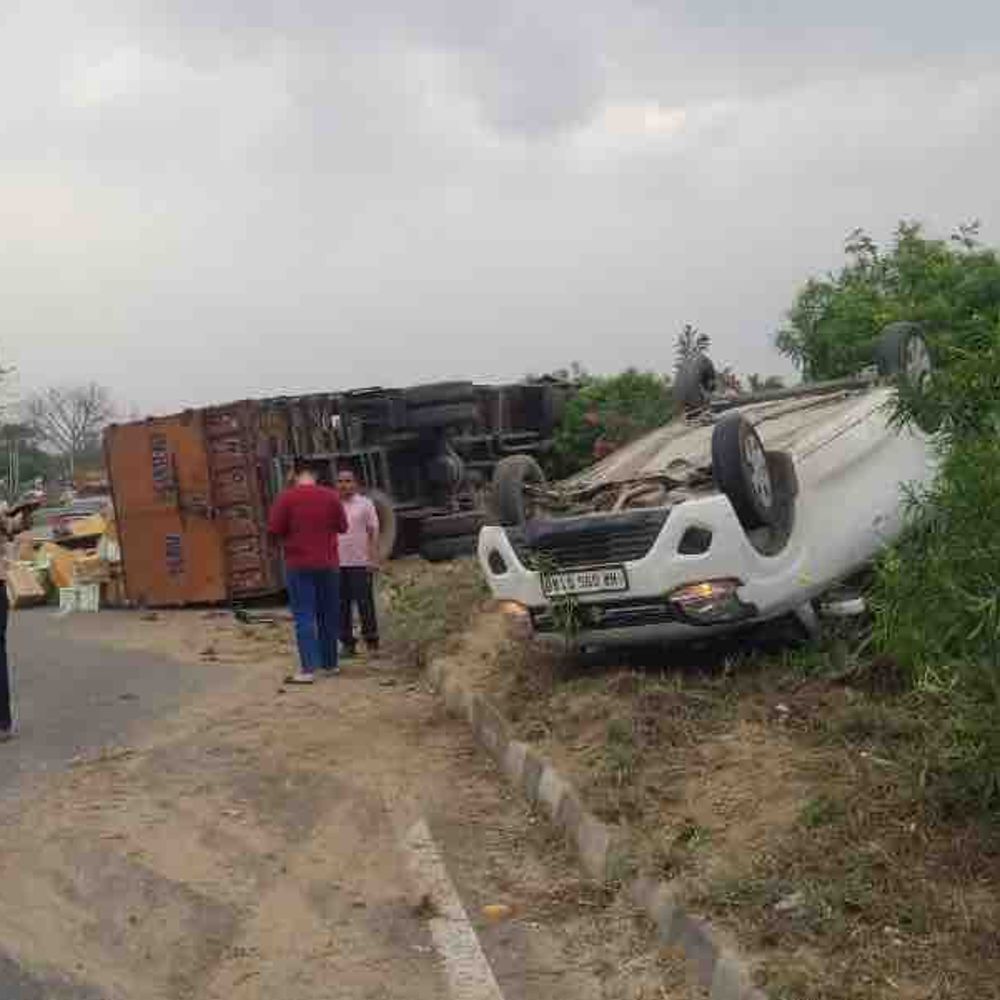 जालंधर में ट्रक-कार की भीषण टक्कर:दोनों वाहन पलटे, तीन लोग गंभीर रूप से घायल, पुलिस बोली- दोनों पक्षों के बयान दर्ज