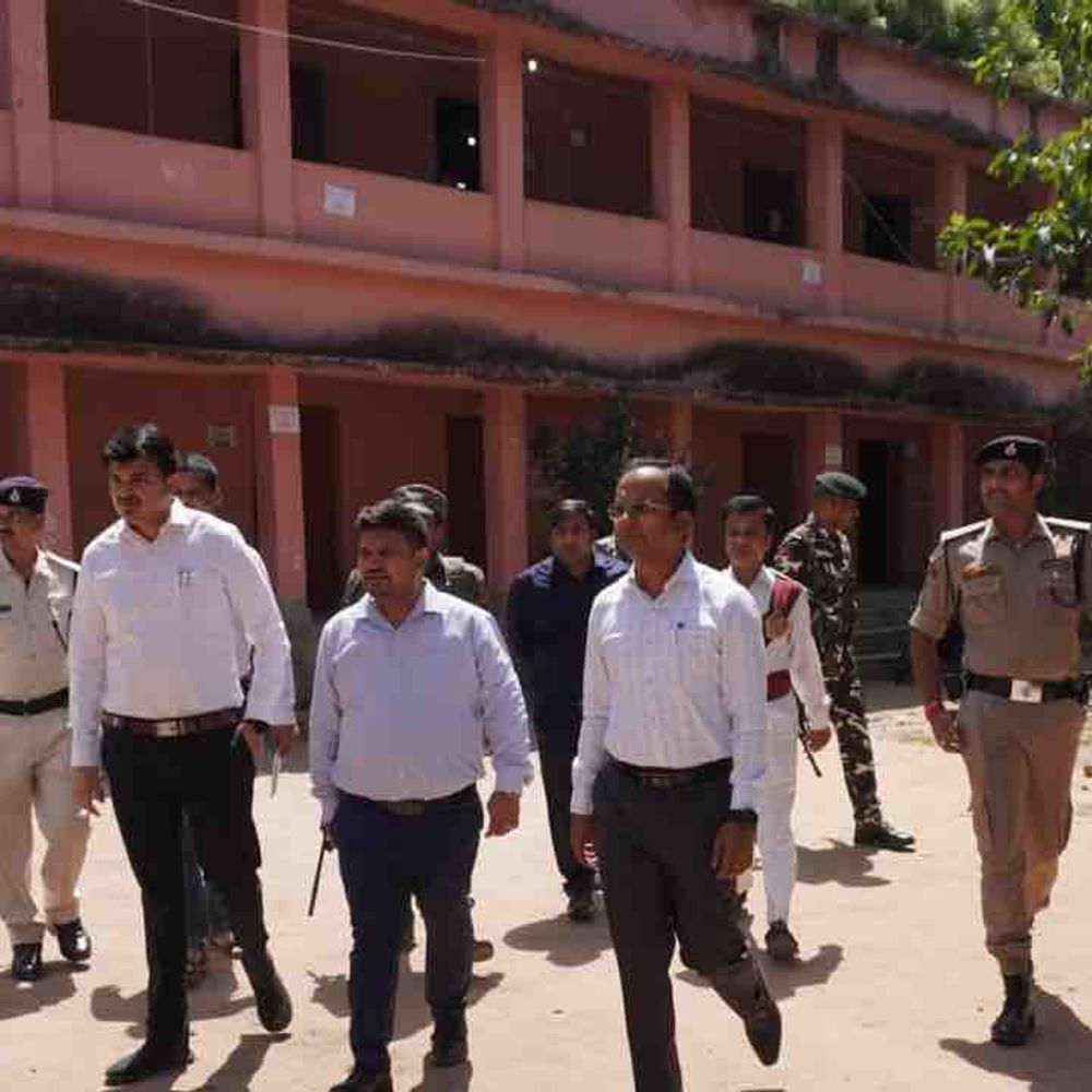 नवादा DM ने एग्जाम सेंटरों का निरीक्षण किया:सहायक शिक्षा विकास पदाधिकारी प्रतियोगिता परीक्षा के दौरान स्थिति का जायजा लिया