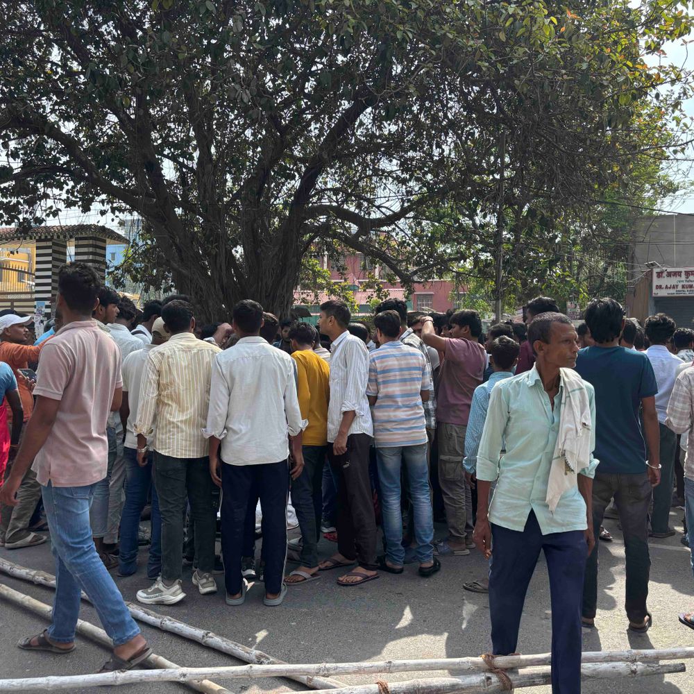 स्कूल बस की टक्कर से BCA छात्र की मौत:मोतिहारी में एग्जाम देने आया था कॉलेज, आक्रोशित परिजन ने सड़क किया जाम