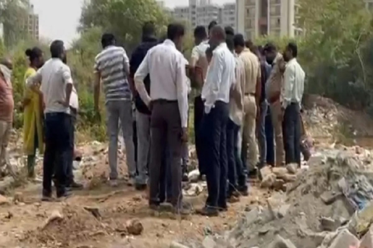 Video News: : पोस्टमार्टम के लिए ढाई माह की बच्ची के शव को बाहर निकाला