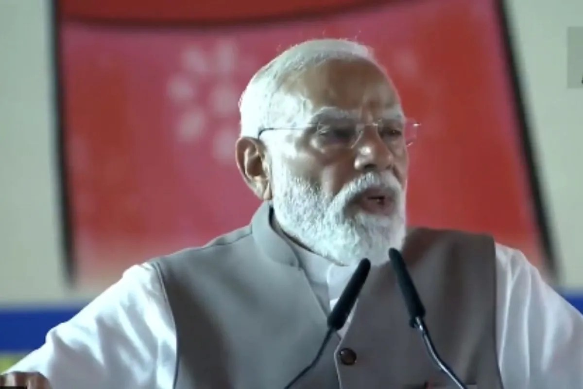 पीएम मोदी ने काशी में विपक्ष पर साधा तीखा हमला, बोले- सपा-कांग्रेस ने 40 साल तक महिलाओं को दिया धोखा