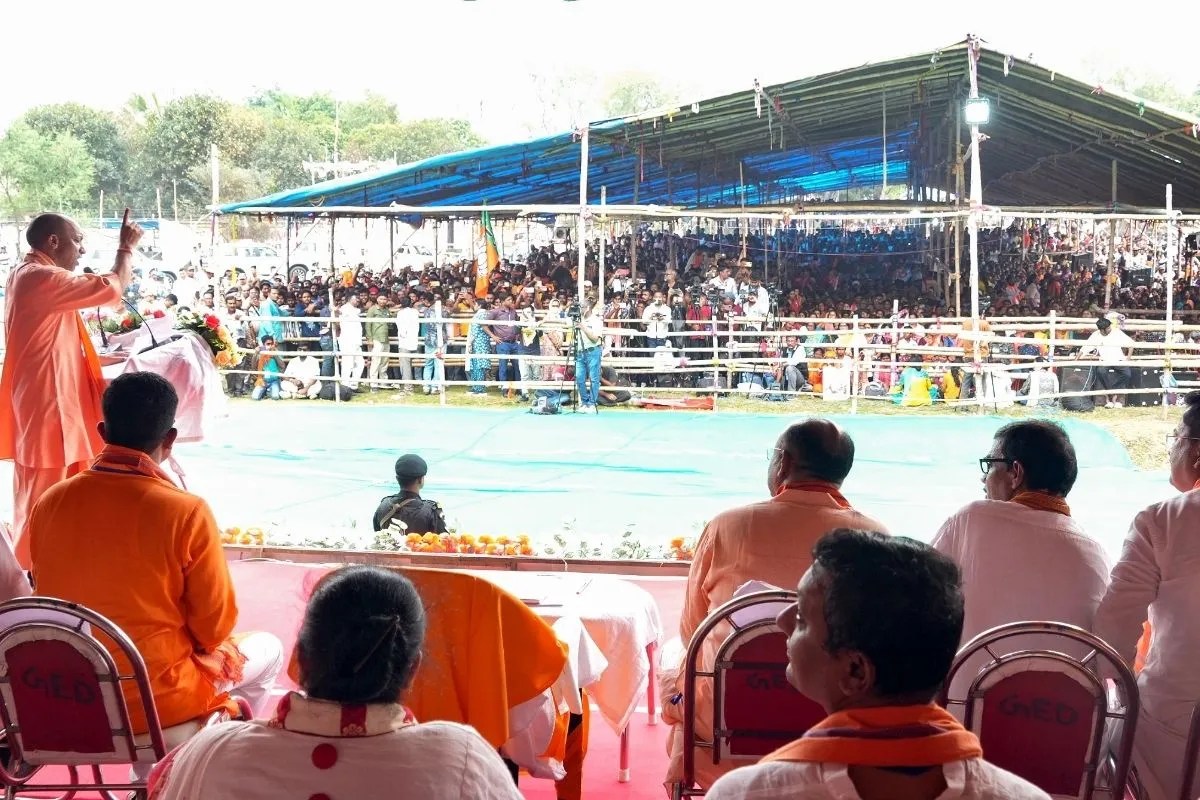 पश्चिम बंगाल में गरजे सीएम योगी- भाजपा आई तो सड़कों पर झाड़ू लगाएंगे गुंडे और माफिया