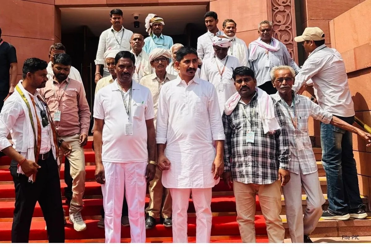 Rajasthan News : सांसद राजकुमार रोत की अनूठी पहल, बांसवाड़ा के ग्रामीणों का पहली बार ‘संसद भ्रमण’, देखें तस्वीरें 