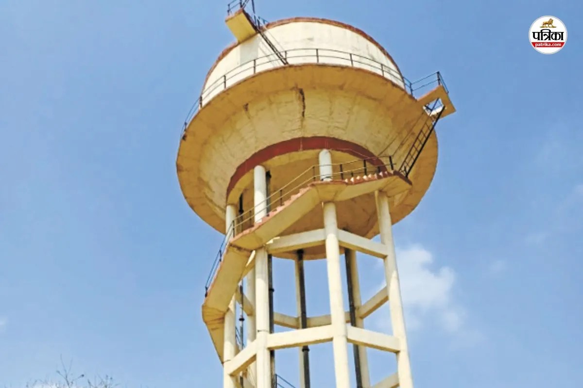 Pratapgarh: जल जीवन मिशन फेल, पानी की टंकियां बनी शो पीस, डेढ़ साल बाद भी प्यासे लोग