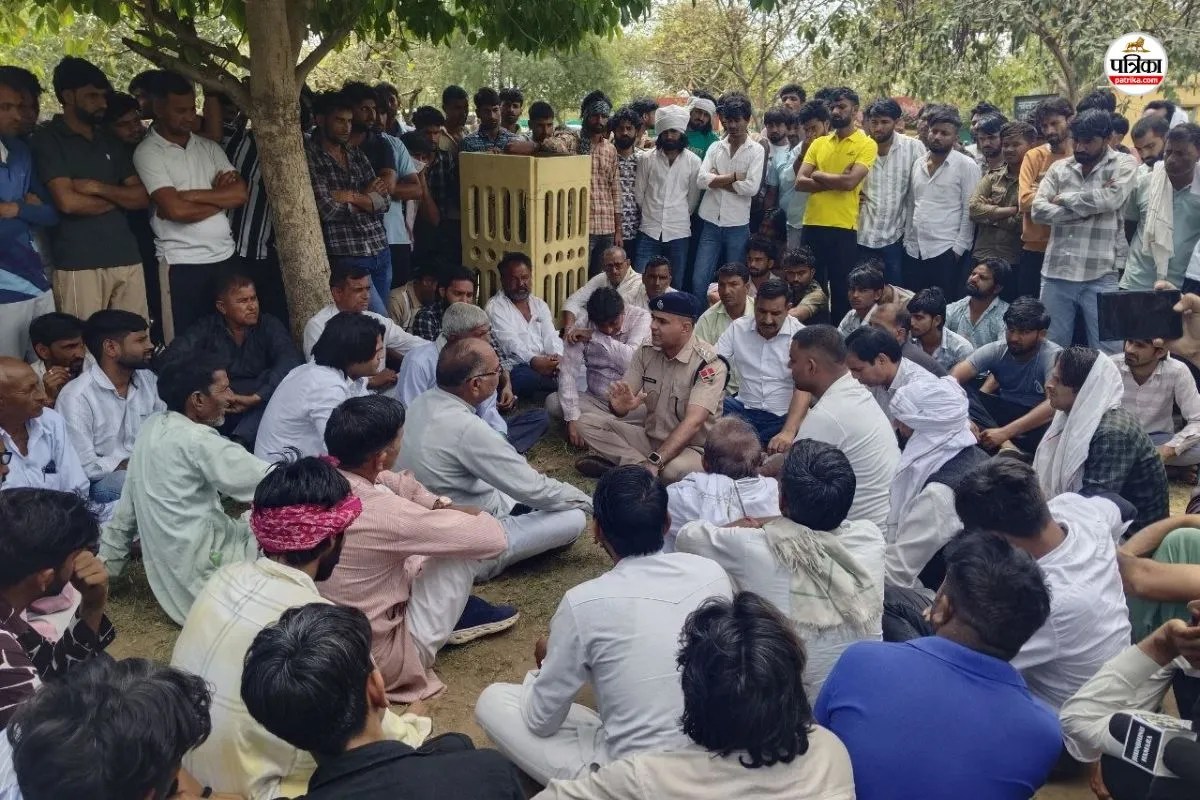 Jhunjhunu Murder : मुकेश हत्याकांड ने पकड़ा तूल, धरने पर बैठे ग्रामीण, संविदा पर नौकरी व ₹20 लाख मुआवजे की मांग