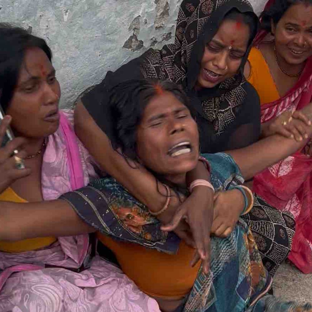 मोतिहारी में सड़क हादसे में किशोर की मौत:तेज रफ्तार मोटरसाइकिल की ट्रक से टक्कर, तीनों एक ही बाइक से निकले थे घूमने