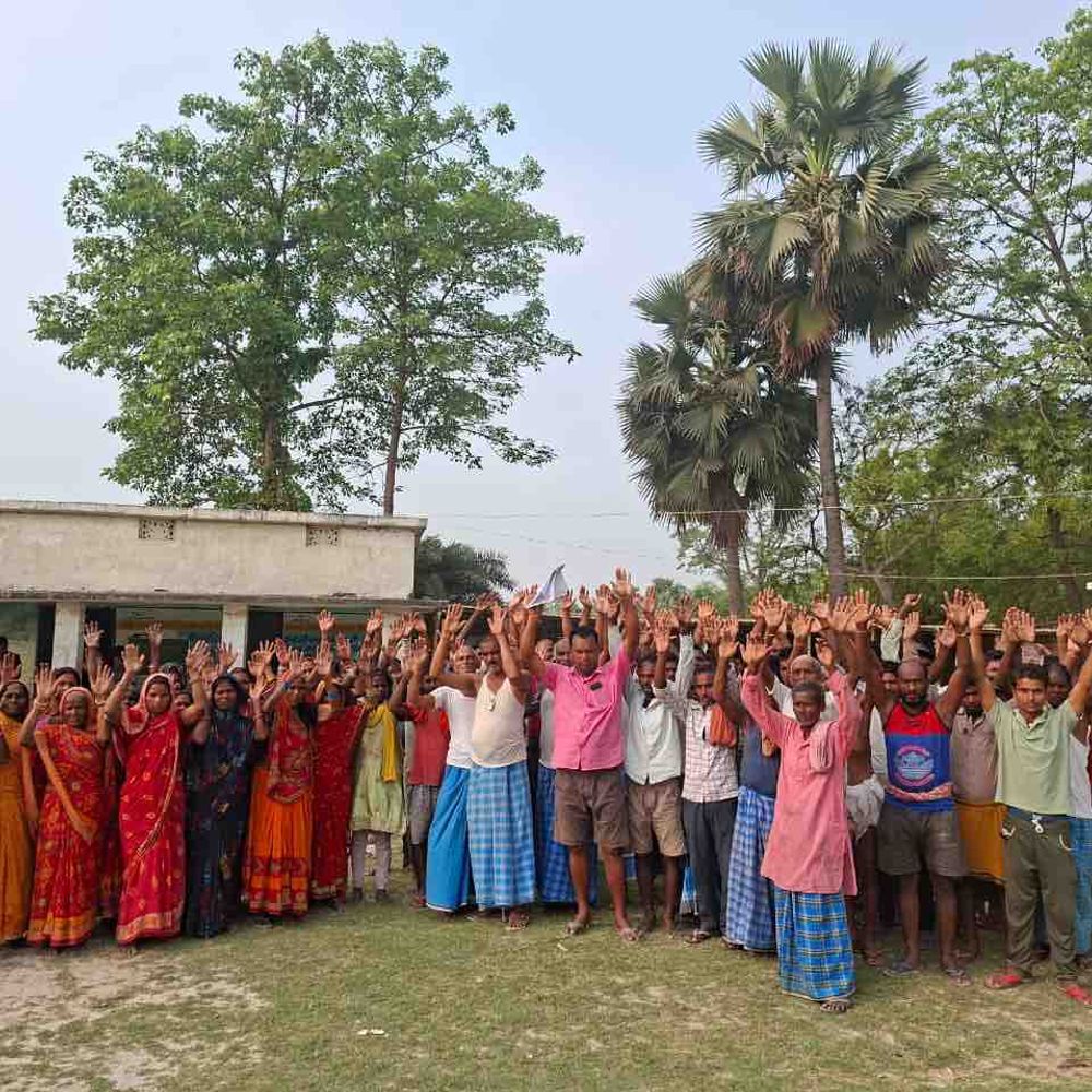 सामुदायिक भवन में चल रहे स्कूल के शिफ्टिंग का विरोध:मोतिहारी में ग्रामीणों ने विधायक से लगाई गुहार, बोले- जनसहयोग से उपलब्ध कराई सुविधाएं