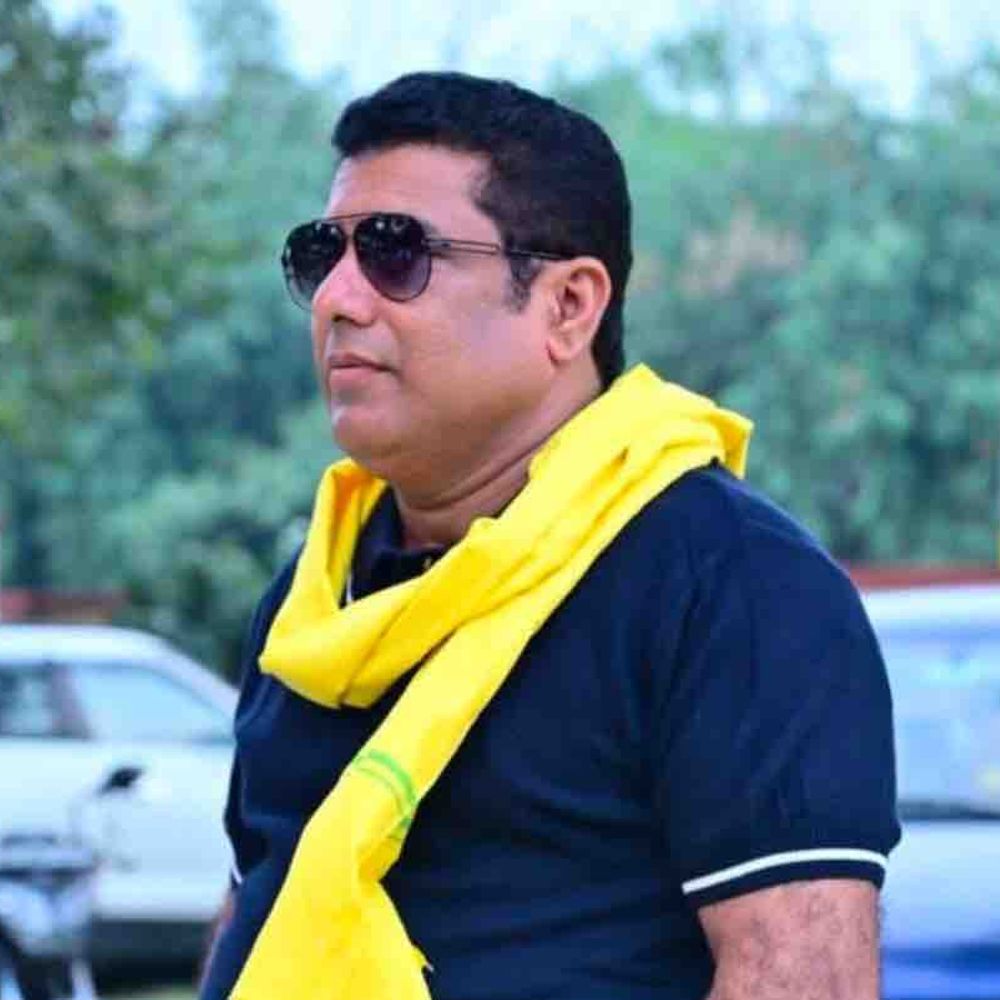 मोतिहारी पुलिस ने फरार आरोपियों के घर इश्तिहार चिपकाया:जन सुराज नेता सहित दो के खिलाफ बैंड-बाजा बजाकर सूचना,कोर्ट के आदेश पर कार्रवाई