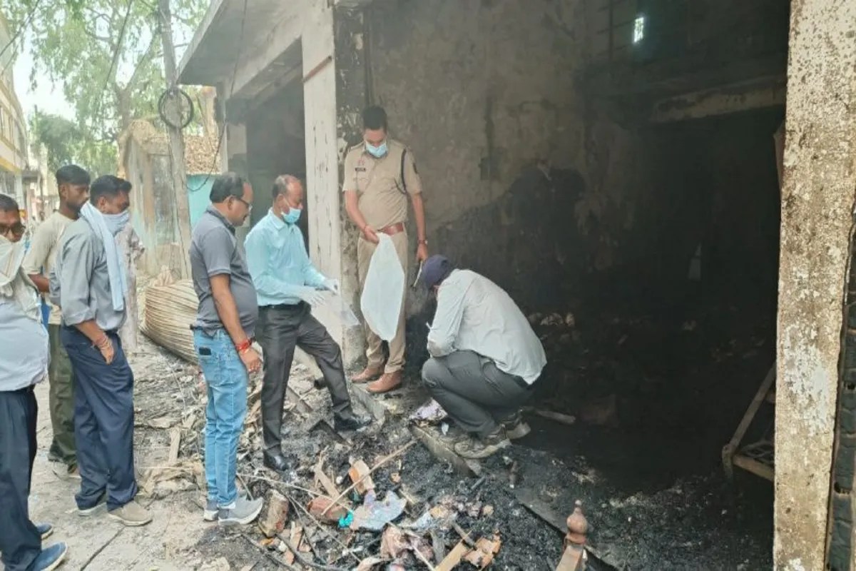 Huge fire investigation: पटाखा-प्लास्टिक गोदाम में लगी आग की जांच शुरु, फोरेंसिक एक्सपर्ट ने जब्त किए अवशेष