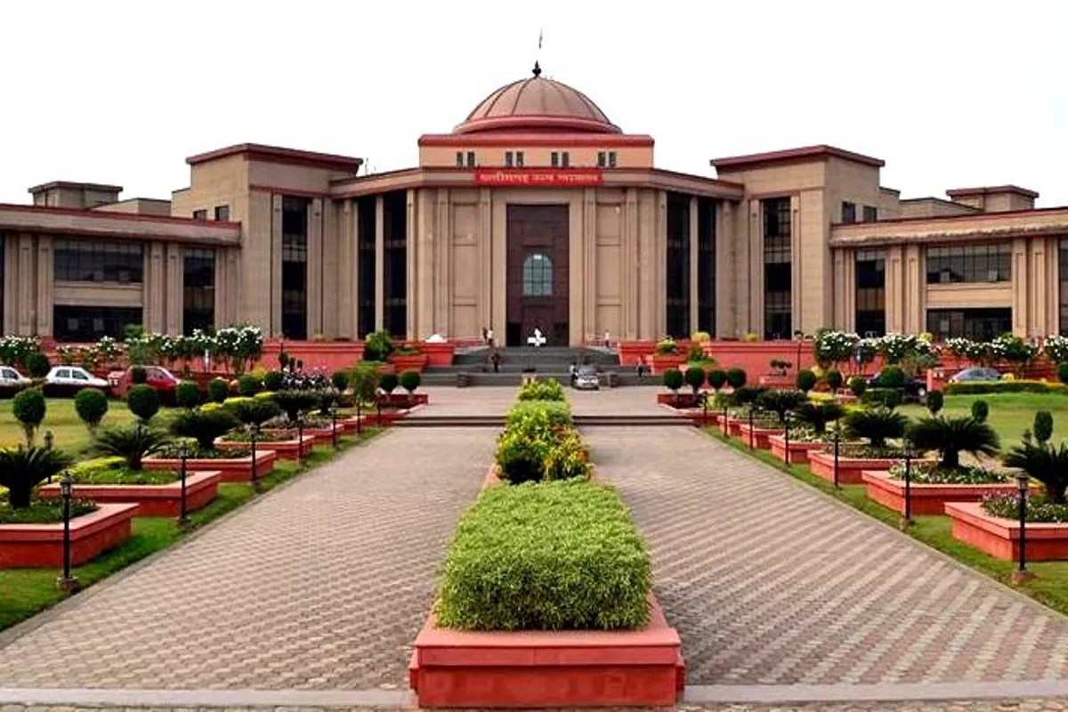 Bilaspur High Court: पिकअप से पिता को कुचलने वाले बेटे को राहत, हाईकोर्ट ने उम्रकैद की सजा घटाई, जानें पूरा मामला