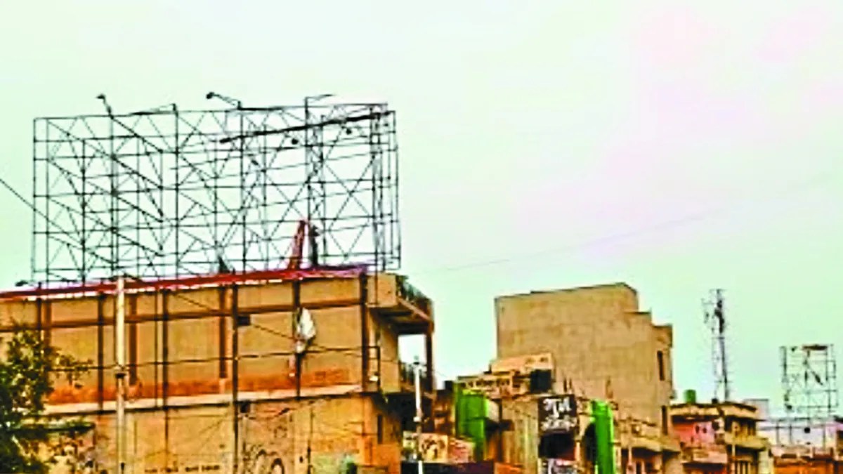 तेज हवा-तूफान में कमजोर होर्डिंग गिरने का खतरा