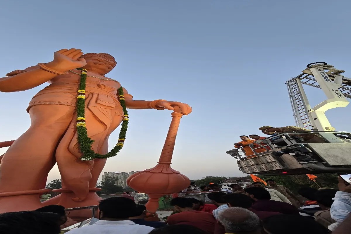 हनुमान जयंती पर विश्व शांति की कामना, 51 फीट की मूर्ति पर चढ़ाई गई 70 फीट की माला, सीएम योगी ने किया था लोकार्पण