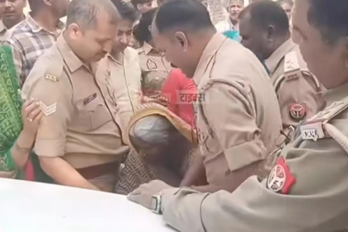 देवरिया में सनसनीखेज वारदात: युवती की हत्या कर बाड़े में छिपाया शव, थाने पहुंचकर किया सरेंडर