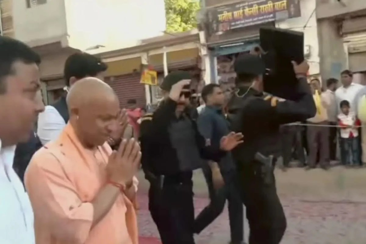 जब अचानक हरकत में आए सीएम योगी के कमांडो, शील्ड खोल कर घेरे में लिए…