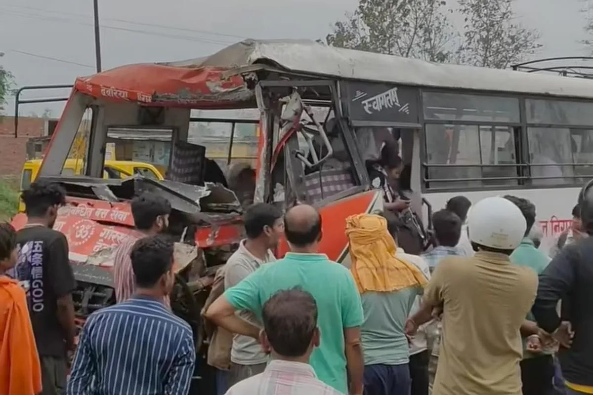 यूपी में बड़ा हादसा टला, ट्रेलर से भिड़ी तेज रफ्तार बस…महिला शिक्षक समेत छह लोग घायल