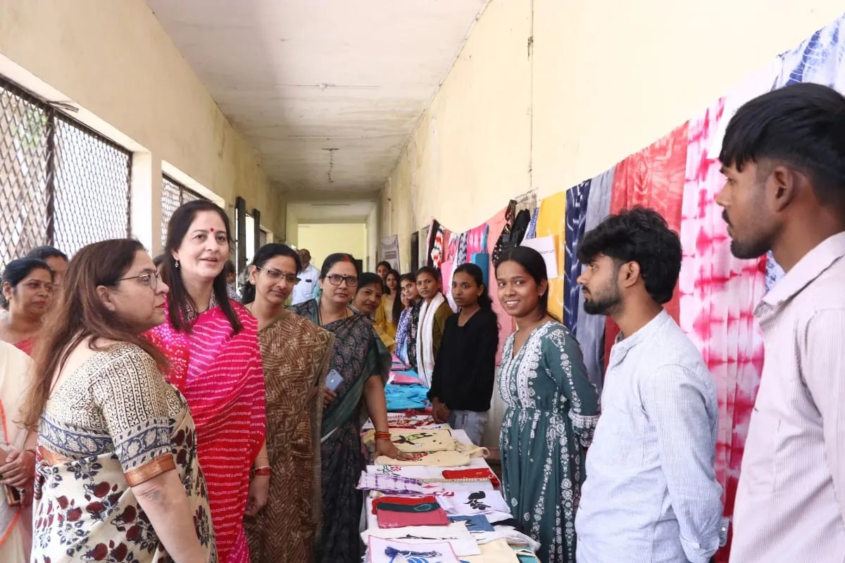 DDU युनिवर्सिटी में 10 दिवसीय हस्तशिल्प कार्यशाला के उपरांत भव्य प्रदर्शनी, प्रमाणपत्र वितरण एवं कौशल प्रदर्शन