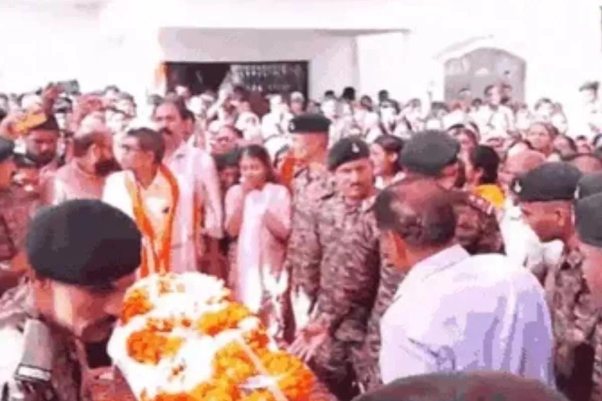 कुपवाड़ा में सर्च ऑपरेशन के दौरान सुल्तानपुर का बेटा बलिदान, नम आंखों से इकलौते बेटे को पिता ने दी मुखाग्नि