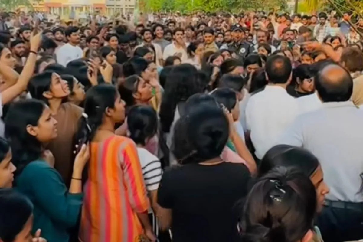 गोरखपुर के MMMUT में छात्र-छात्राओं का जबरदस्त विरोध प्रदर्शन…गर्ल्स हॉस्टल में पुरुष प्रोफेसर के घुसने पर भड़की छात्राएं