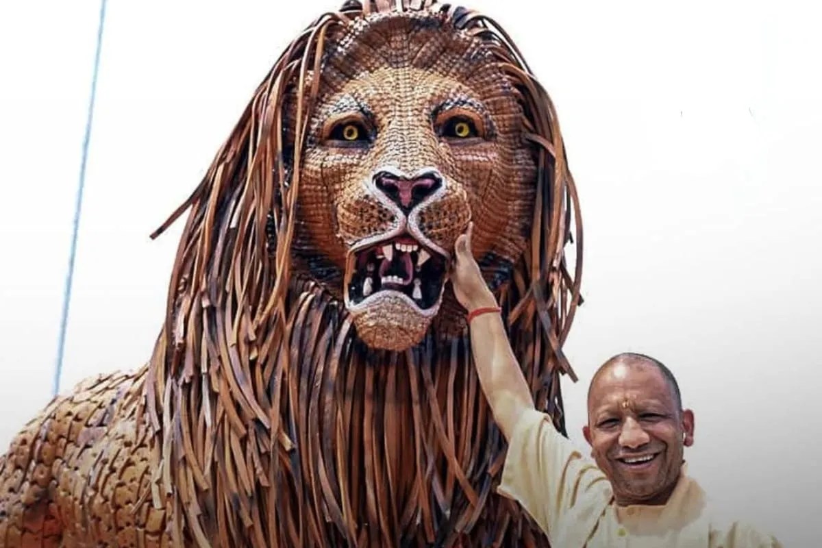 “नेतृत्व वही जो डर को मुस्कान बना दे”…दहाड़ते शेर के साथ सीएम योगी, जनता को दिए भयमुक्त प्रदेश का संदेश