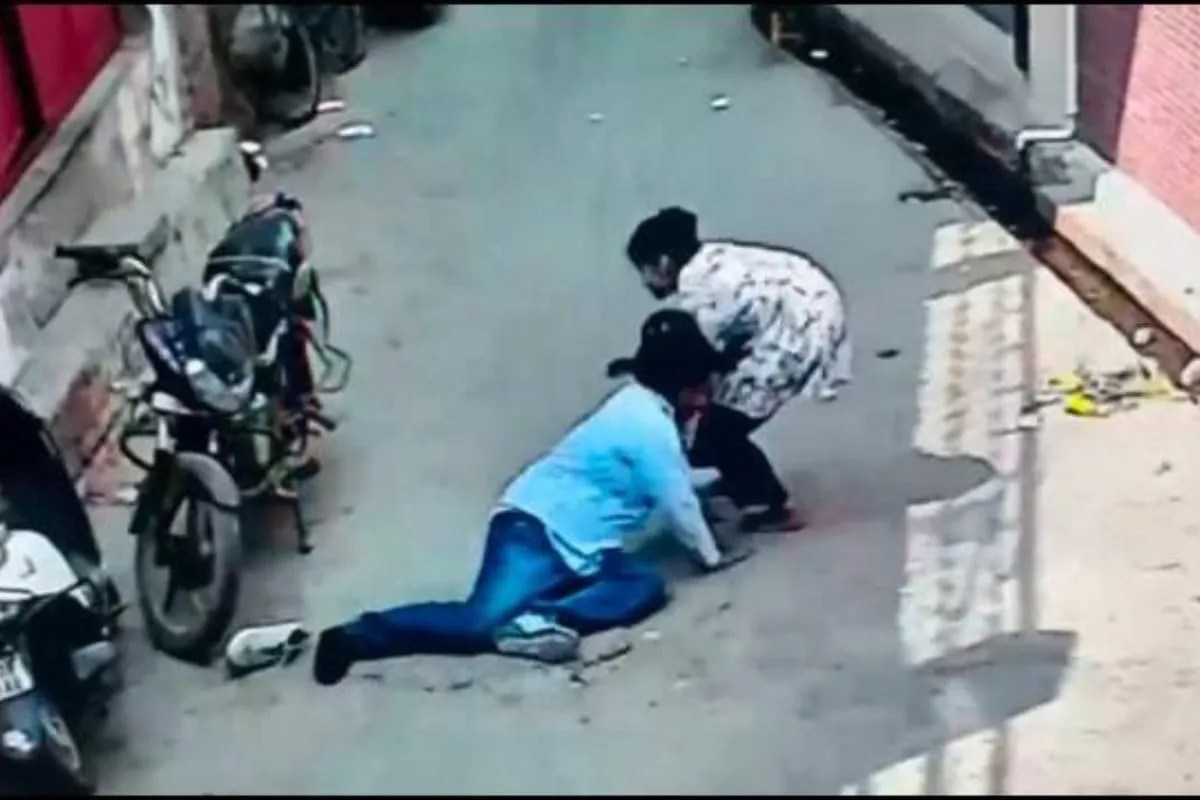 गोरखपुर में लुटेरों से भिड़ी ज्वेलर्स की बेटी, बीच सड़क उठा कर पटकी… छीना झपटी में लाखों के जेवर लेकर फरार