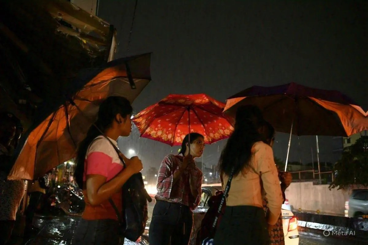 आगरा का मौसम हुआ खराब: आज रात में झमाझम बारिश का अलर्ट, पश्चिमी विक्षोभ का असर