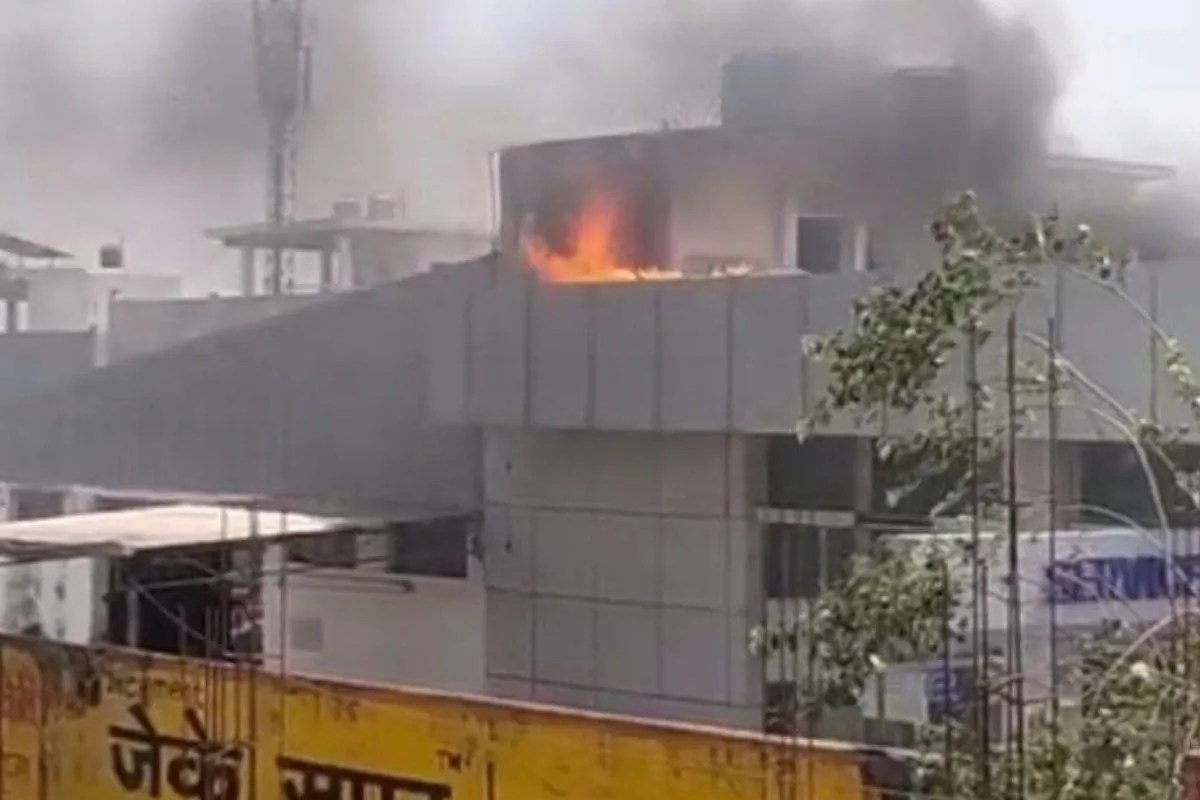फर्रुखाबाद में मारुति सुजुकी के शोरूम में लगी आग से मचा हड़कंप: भयानक आग से काफी नुकसान