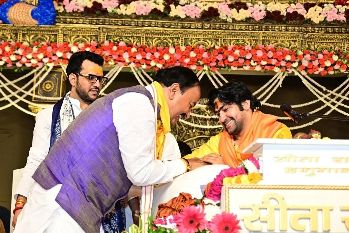 प्रयागराज में केशव प्रसाद मौर्य ने बागेश्वर धाम के पीठाधीश्वर से कहा इंतजार है पाकिस्तान में हनुमंत कथा की