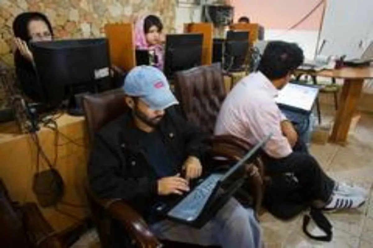 अमेरिका-इजरायल युद्ध का खौफ या बगावत का डर ? ईरान में इंटरनेट पर ‘महा-तालाबंदी’, लाखों नौकरियां स्वाहा!