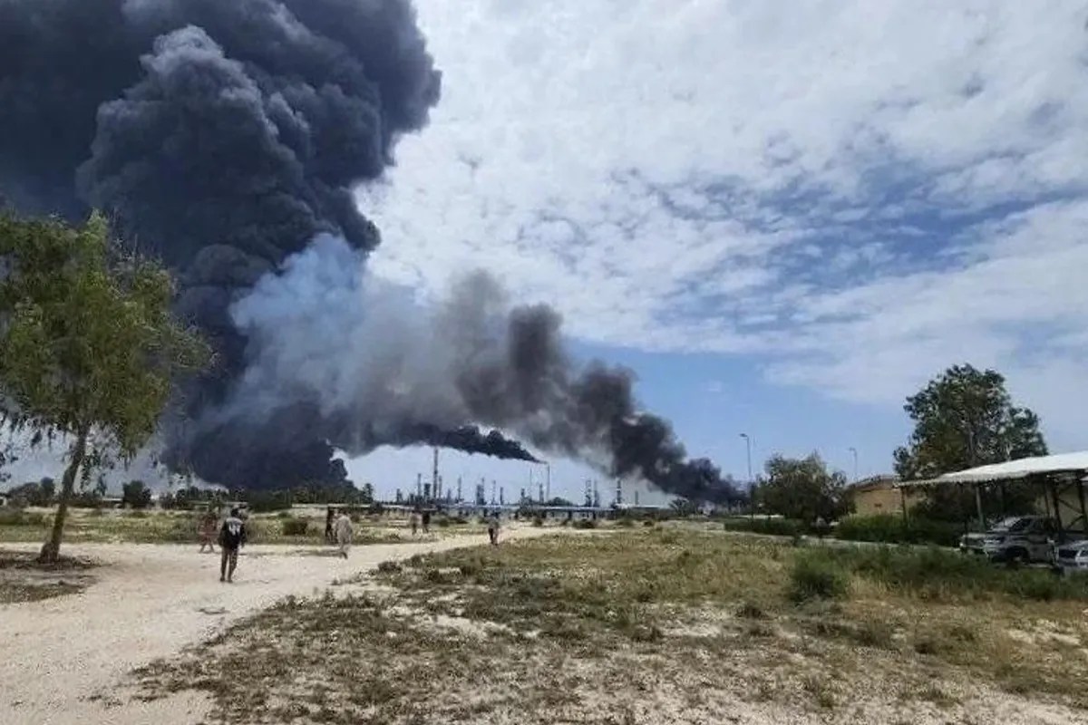सीजफायर फेल? शांति समझौते के कुछ घंटे बाद ही ईरान के तेल रिफाइनरी पर हमला