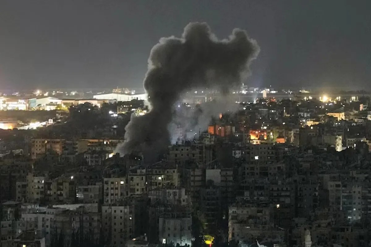 US-Israel-Iran War: अमेरिकी-इजरायली हवाई हमले में तेहरान में 15 की मौत, रिहायशी इमारतें मलबे में तब्दील