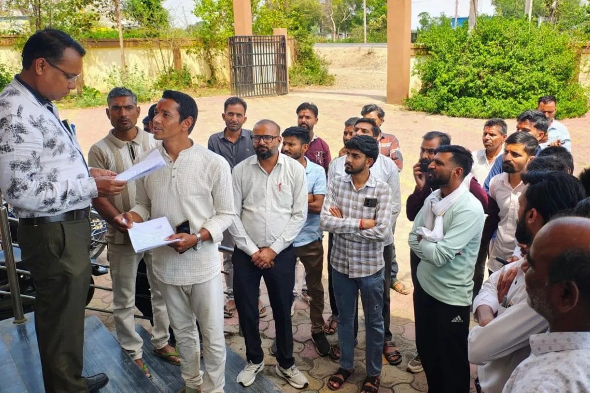 Jhalawar Crime: मासूम से आपत्तिजनक हरकत करने पर प्रशासन का बड़ा एक्शन, आरोपी के घर चला बुलडोजर, JCB से गिराया मकान