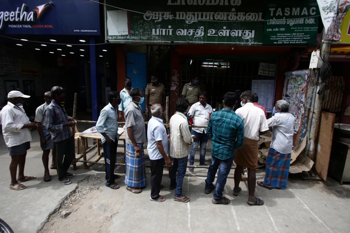 तमिलनाडु में 3 दिनों तक बंद रहेंगी शराब की दुकानें, स्टॉक करने की मची होड़: 20,000 उपद्रवी तत्वों पर नजर
