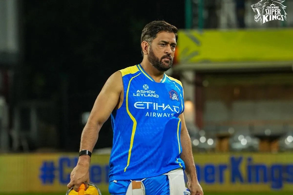MS Dhoni मुंबई के खिलाफ मैच से भी बाहर! CSK कोच माइक हसी ने धोनी की फिटनेस पर दिया बड़ा अपडेट