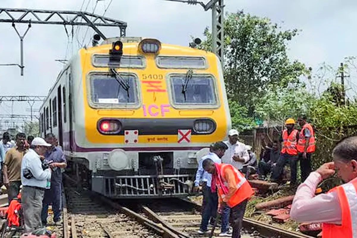 Mumbai Local Train: संडे को बाहर जाने का है प्लान? इस रूट पर होगा मेगा ब्लॉक, देखें शेड्यूल