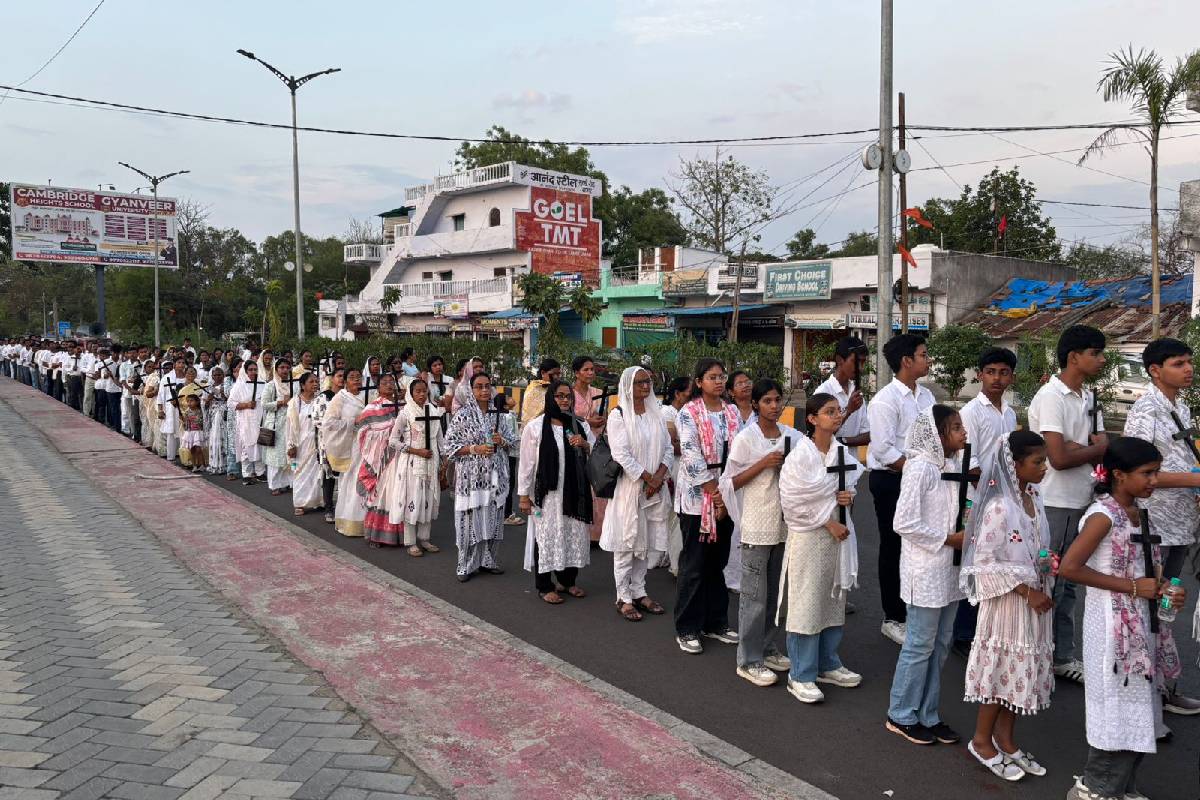गुड फ्राइडे पर गिरजाघरों से निकाली क्रूस यात्रा, प्रार्थना सभा में किया सात वाणियों पर मनन