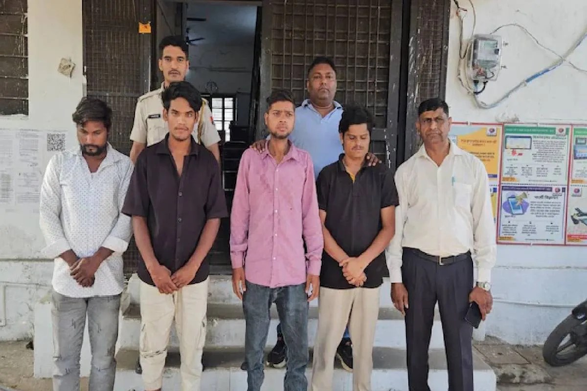 पाकिस्तान से ऑपरेट हो रहा था ’43 लाख’ की ठगी का गैंग, 29 ATM कार्ड बरामद