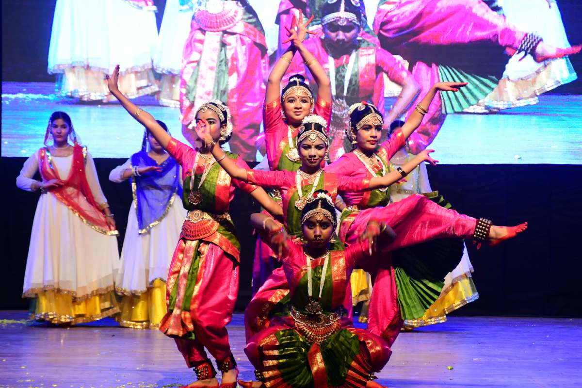 रंगारंग प्रस्तुतियों से झूम उठा वार्षिकोत्सव, विद्यार्थियों ने बिखेरा जलवा देखें photos