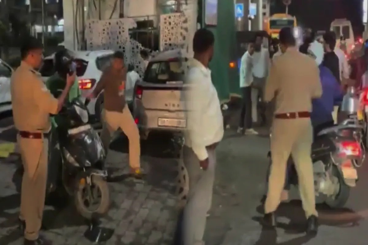 Kanpur News:दो पक्षों में मारपीट, पुलिसकर्मी बनाती रहा वीडियो, वायरल हुआ वीडियो