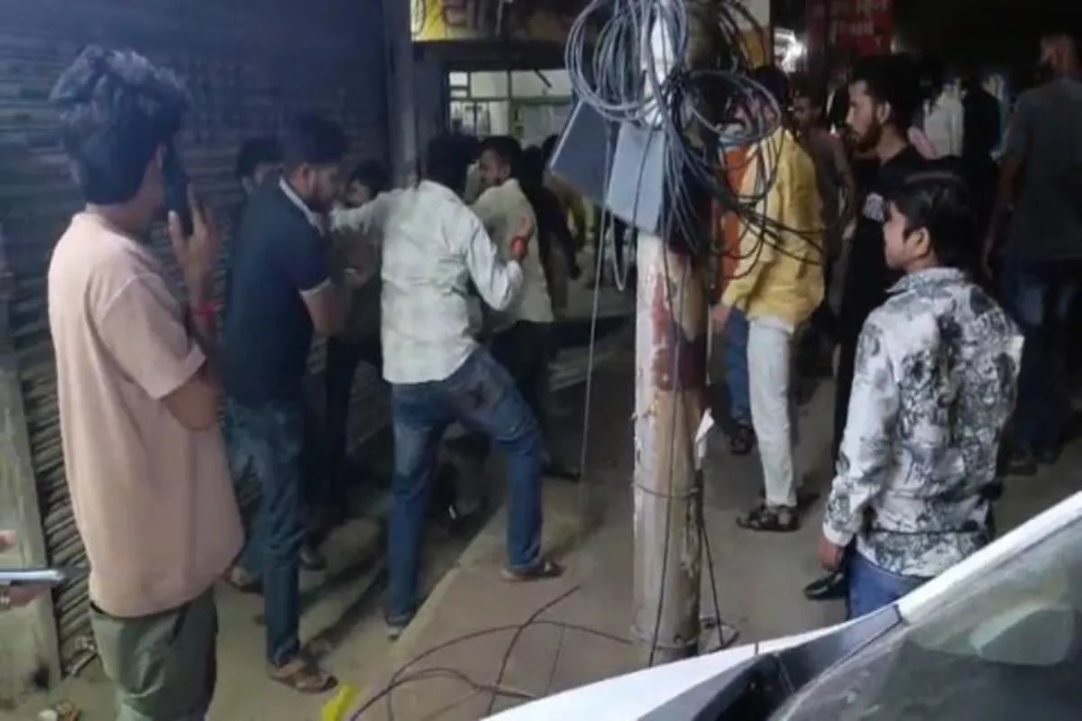 Kanpur News:गाड़ी निकालने को लेकर सड़क पर जमकर बवाल, लात-घूंसे चले,वीडियो वायरल