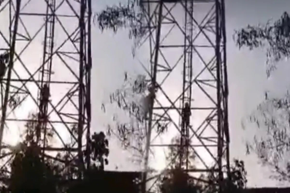 Banda News:प्यार में मिली ‘हार’ तो टावर पर चढ़ा आशिक, 2 घंटे चला हाई वोल्टेज ड्रामा