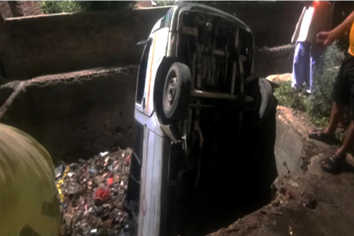औरैया में टला बड़ा हादसा: बैक करते समय खुले नाले में समाई वैन, ड्राइवर ने ऐसे बचाई जान