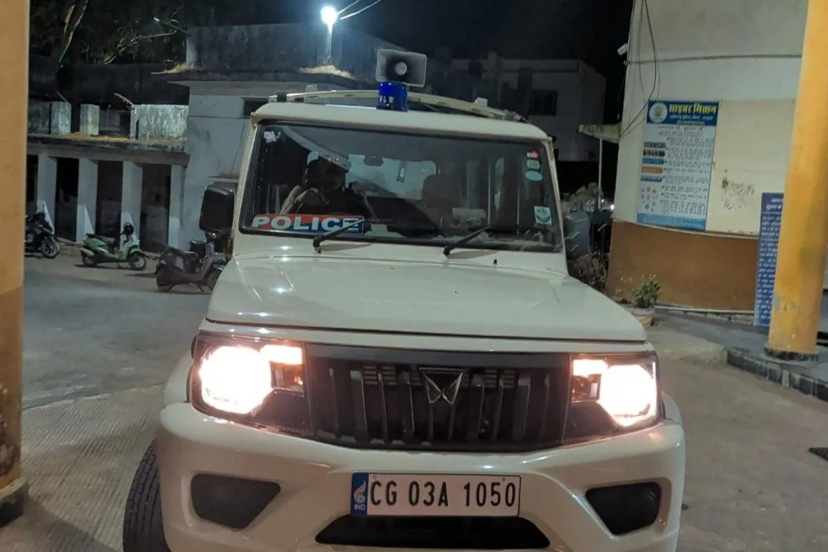 Police vehicle theft: पुलिस ने मारा छापा तो छत से कूद गया गांजा तस्कर, फिर पुलिस की बोलेरो लेकर हुआ फरार